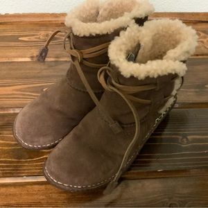 Ugg Women's Cove 5178 Brown Suede Leather Ankle Boots